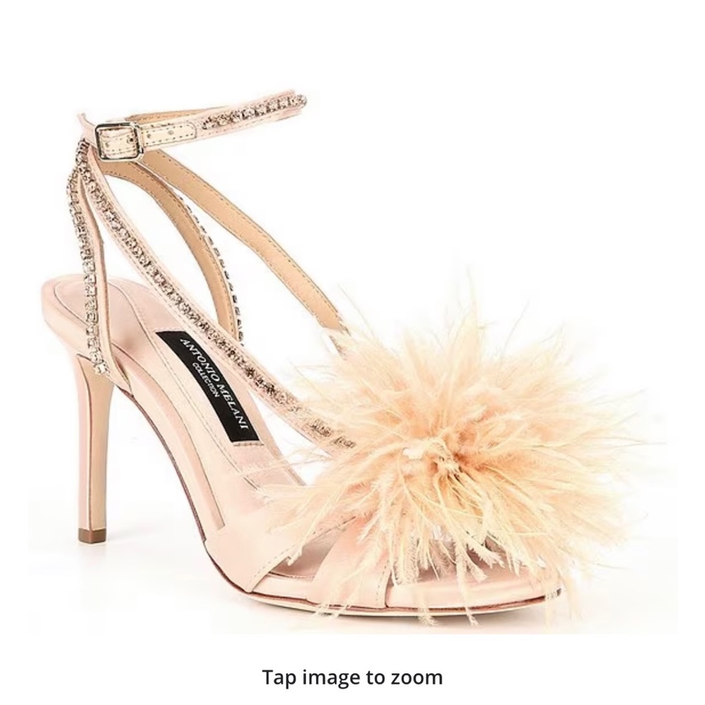 Sandal embellished with feathers and rhinestoness